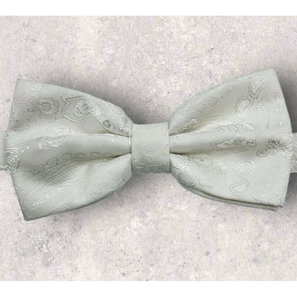 LE CHÂTEAU Polyester Bow Tie Ivory Paisley W:2.4" EUC